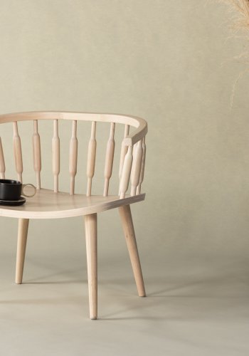 VIND COLLECTION Tjärnö lenestol, m. armlen - hvitkalket gummitre