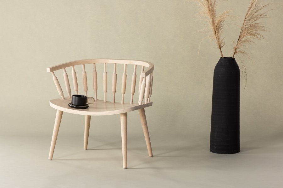 VIND COLLECTION Tjärnö lenestol, m. armlen - hvitkalket gummitre