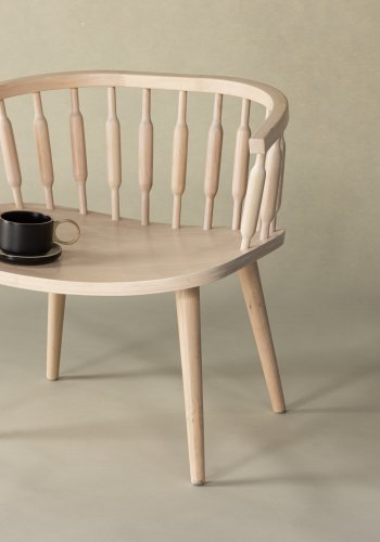 VIND COLLECTION Tjärnö lenestol, m. armlen - hvitkalket gummitre