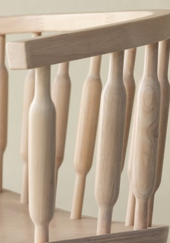 VIND COLLECTION Tjärnö lenestol, m. armlen - hvitkalket gummitre