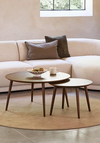 Adda Couchtisch, rund – geräuchertes Eichenfurnier und Latteneiche (2er-Set)