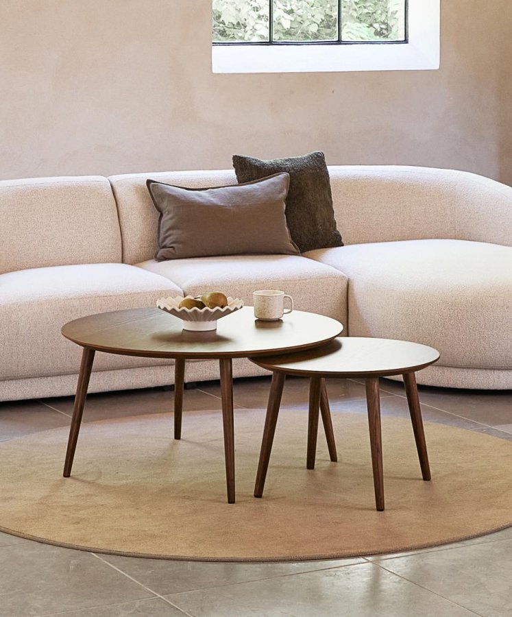 Adda Couchtisch, rund – geräuchertes Eichenfurnier und Latteneiche (2er-Set)