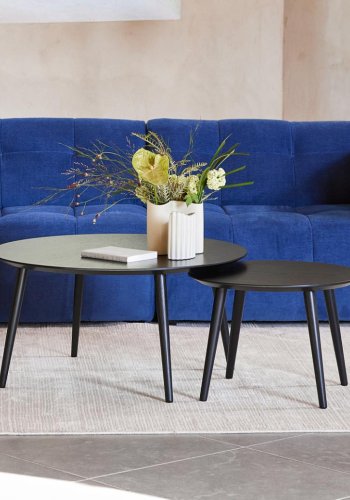 Adda Couchtisch, rund – schwarzes Eichenfurnier und Eichenlatten (2er-Set)