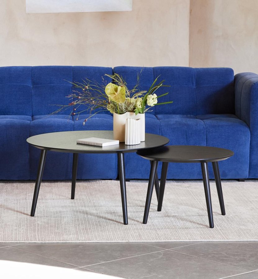 Adda Couchtisch, rund – schwarzes Eichenfurnier und Eichenlatten (2er-Set)