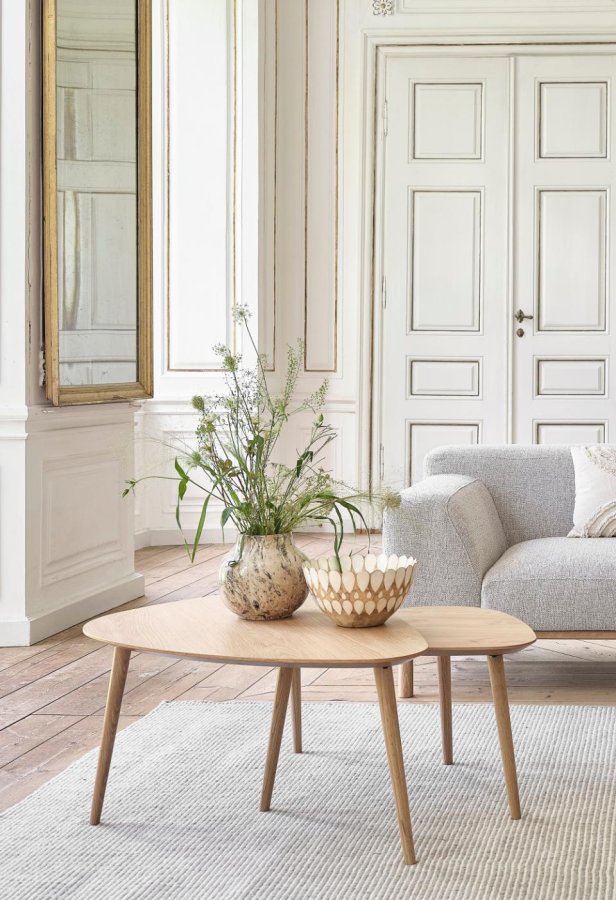 Adda Couchtisch, dreieckig - Eichenfurnier natur und Eichenlatten (2er-Set)