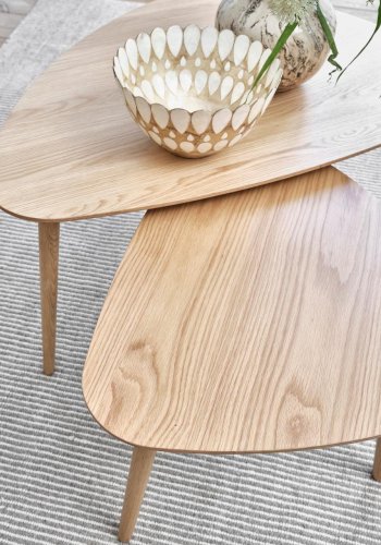 Adda Couchtisch, dreieckig - Eichenfurnier natur und Eichenlatten (2er-Set)