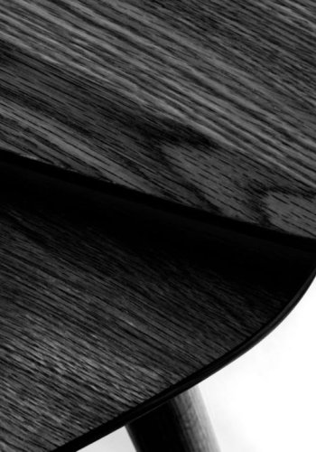 Adda Couchtisch, dreieckig – schwarzes Eichenfurnier und Eichenlatten (2er-Set)