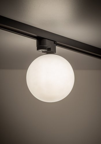 TK Tracer taklampe - hvitt glass og sort metall