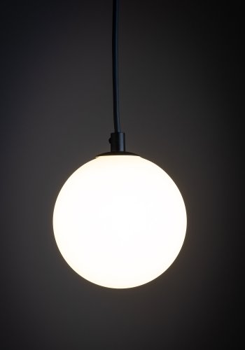 TK Tracer taklampe - hvitt glass og sort metall