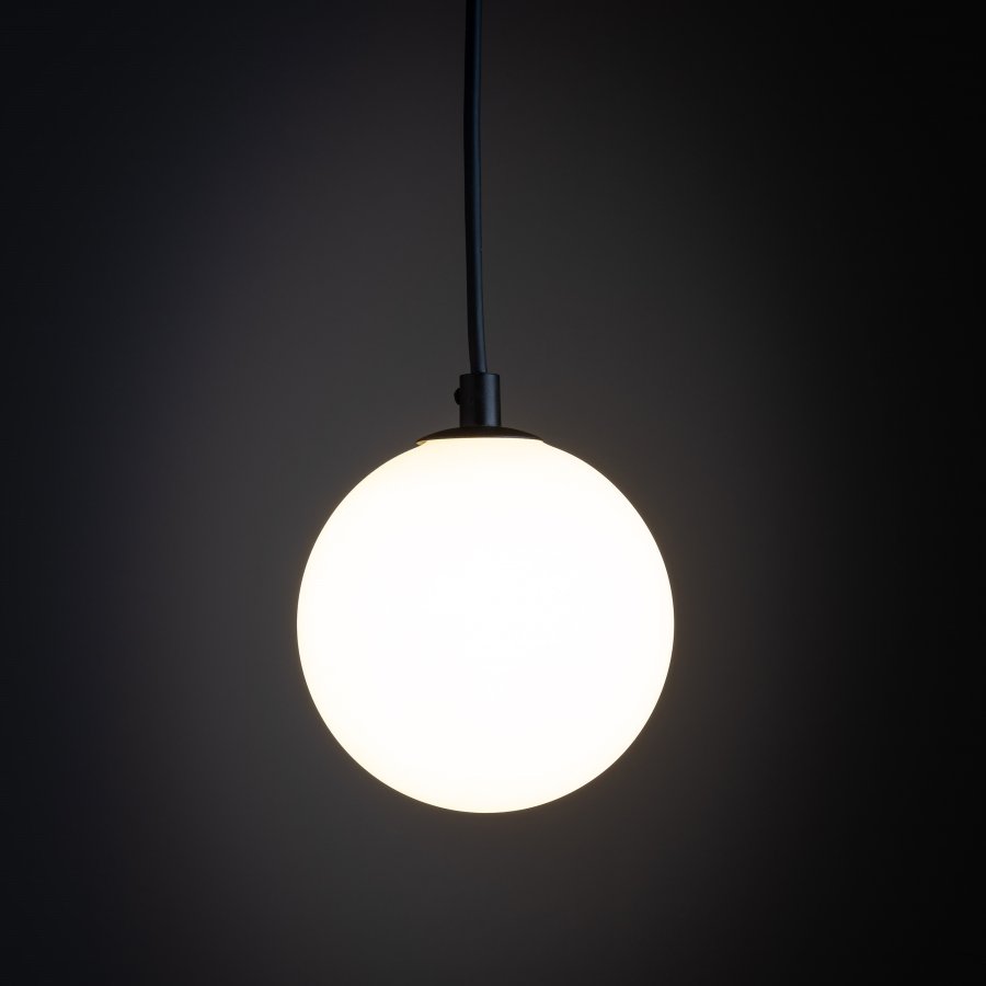 TK Tracer taklampe - hvitt glass og sort metall