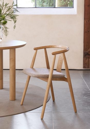 Relate spisebord stol, m. armlen - latte melange stoff og naturlig eik