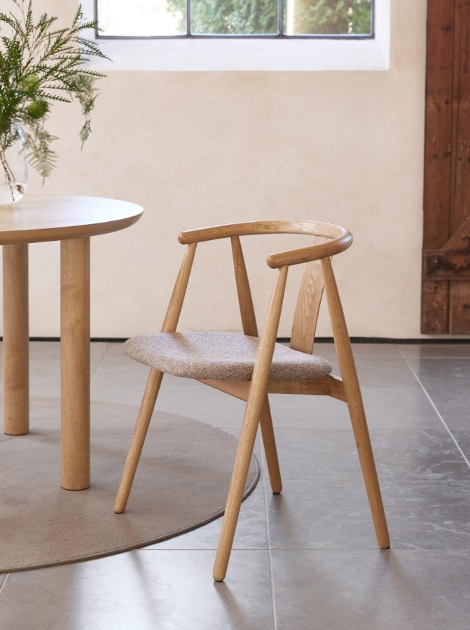 Relate spisebord stol, m. armlen - latte melange stoff og naturlig eik