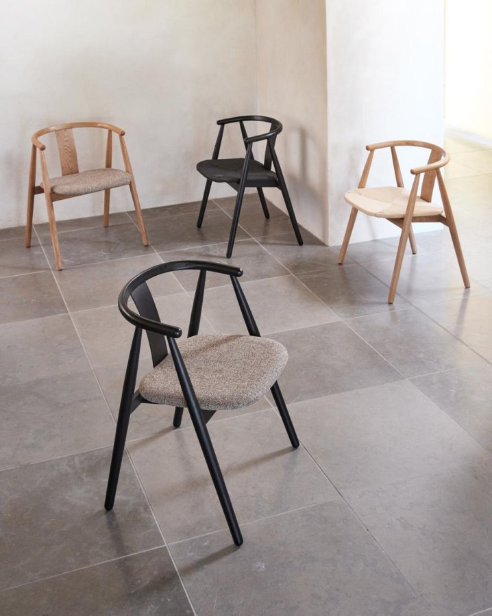 Relate spisebord stol, m. armlen - latte melange stoff og sort eik