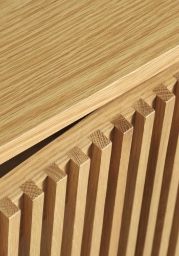 Tiber skab, m. 2 l�ger og 2 hylder - natur egetr�sfin�r (H:140)