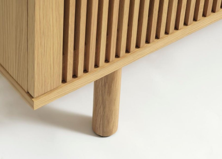 Tiber TV-bord, m. 2 l�ger og 2 hylder - natur egetr�sfin�r (143x40)