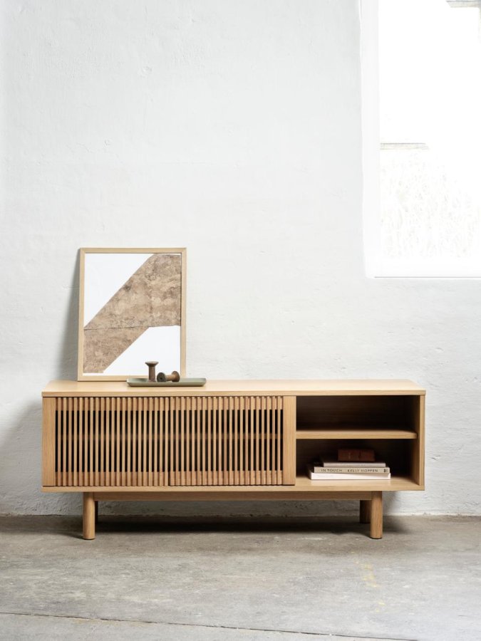 Tiber TV-bord, m. 2 l�ger og 2 hylder - natur egetr�sfin�r (143x40)