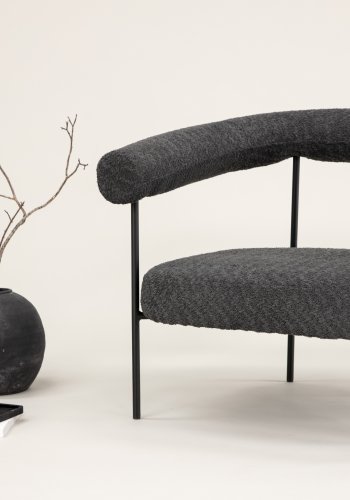 VINN KOLLEKSJON Höksen x Josefin Lustig lenestol, m. armlener - mrkegrtt boucléstoff og sort stl