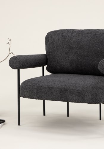 VIND COLLECTION Tillberga x Josefin Lustig lenestol, m. armlener - mrkegr boucléstoff og sort stl