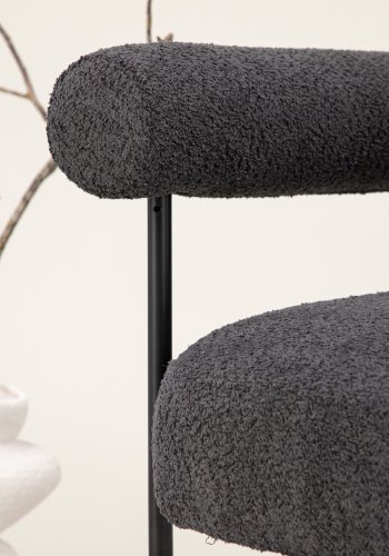 VIND COLLECTION Tillberga x Josefin Lustig lenestol, m. armlener - mrkegr boucléstoff og sort stl