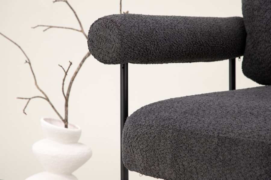 VIND COLLECTION Tillberga x Josefin Lustig lenestol, m. armlener - mrkegr boucléstoff og sort stl