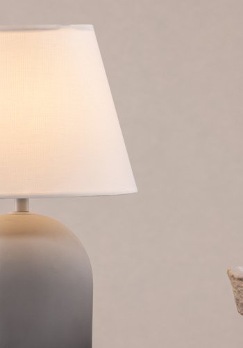 VIND KOLLEKSJON Styrsö bordlampe - hvit lin og gr betong