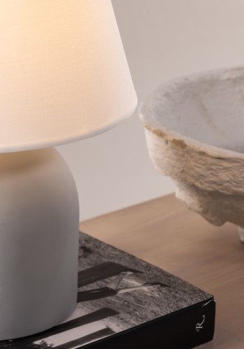 VIND KOLLEKSJON Styrsö bordlampe - hvit lin og gr betong