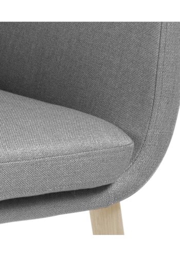 ACT NORDIC Nora Sessel, mit Armlehnen – hellgraues Polyester und weiß pigmentierte Eiche