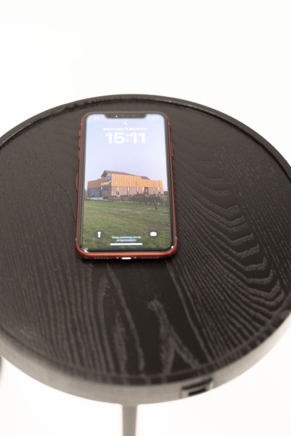 ZUIVER Orion Charge gulvlampe, m. 2 borde, trdls ladestation, USB-port  - opal glas og sort jern