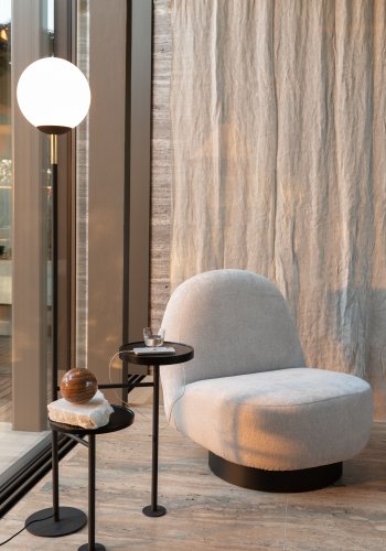 ZUIVER Orion Charge gulvlampe, m. 2 borde, trdls ladestation, USB-port  - opal glas og sort jern