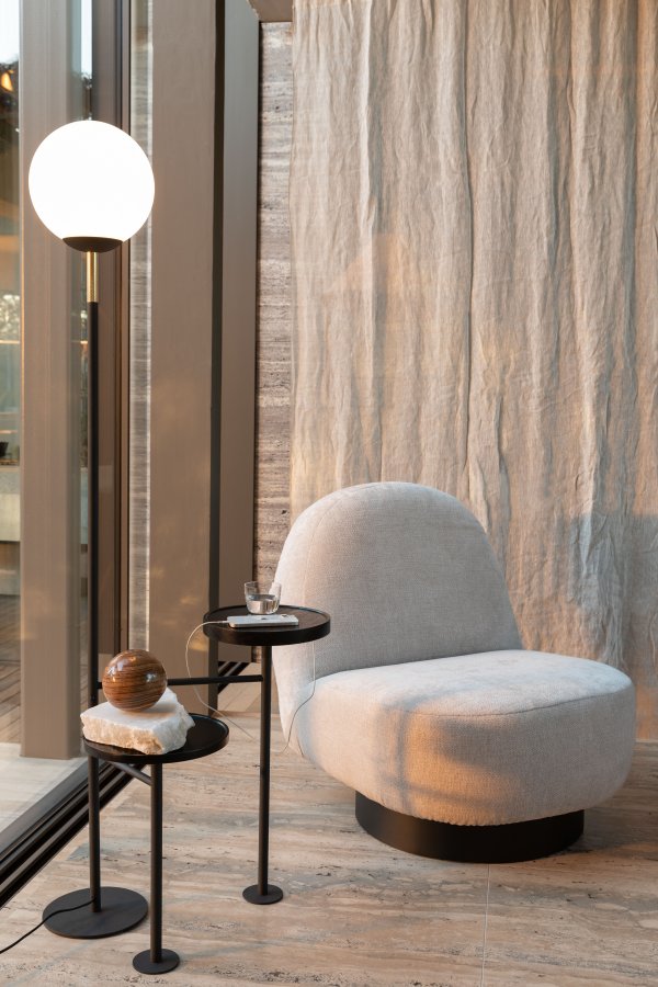 ZUIVER Orion Charge gulvlampe, m. 2 borde, trdls ladestation, USB-port  - opal glas og sort jern