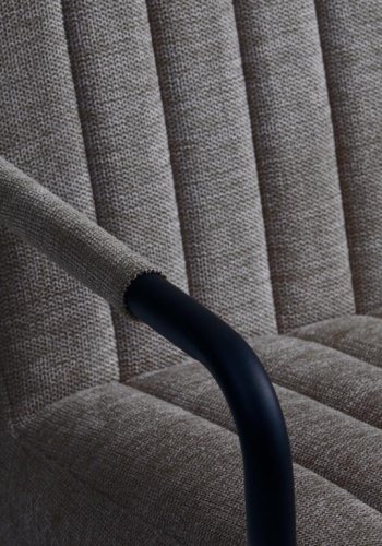 Trout Loungesessel mit Armlehnen – dunkelgrauer Stoff und schwarzes Metall