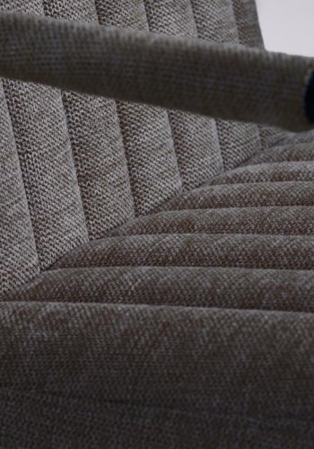 Trout Loungesessel mit Armlehnen – dunkelgrauer Stoff und schwarzes Metall