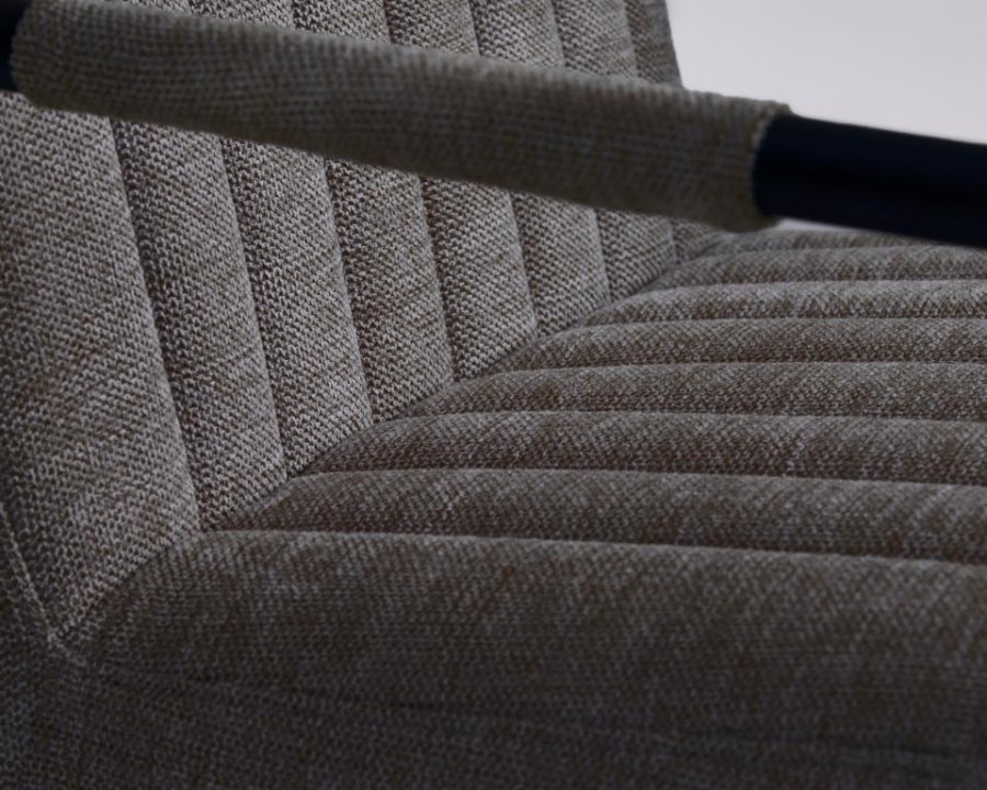 Trout Loungesessel mit Armlehnen – dunkelgrauer Stoff und schwarzes Metall