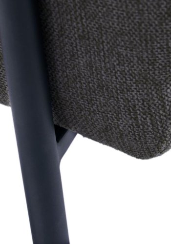 Trout Loungesessel mit Armlehnen – dunkelgrauer Stoff und schwarzes Metall