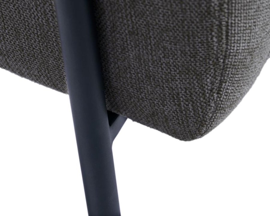 Trout Loungesessel mit Armlehnen – dunkelgrauer Stoff und schwarzes Metall