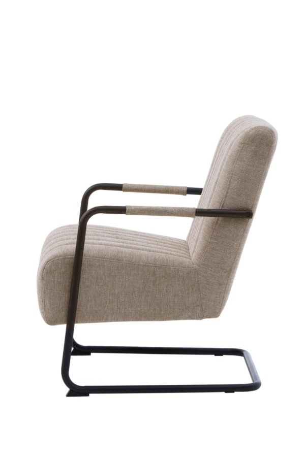 Trout Loungesessel mit Armlehnen – Sandstoff und schwarzes Metall