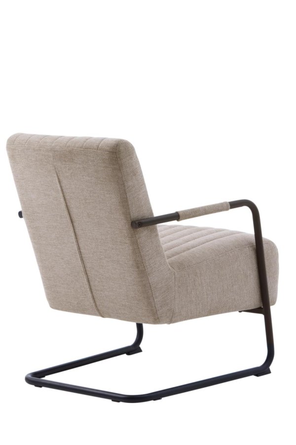 Trout Loungesessel mit Armlehnen – Sandstoff und schwarzes Metall