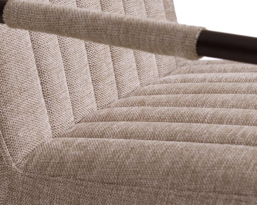 Trout Loungesessel mit Armlehnen – Sandstoff und schwarzes Metall