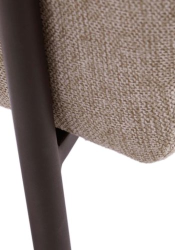 Trout Loungesessel mit Armlehnen – Sandstoff und schwarzes Metall