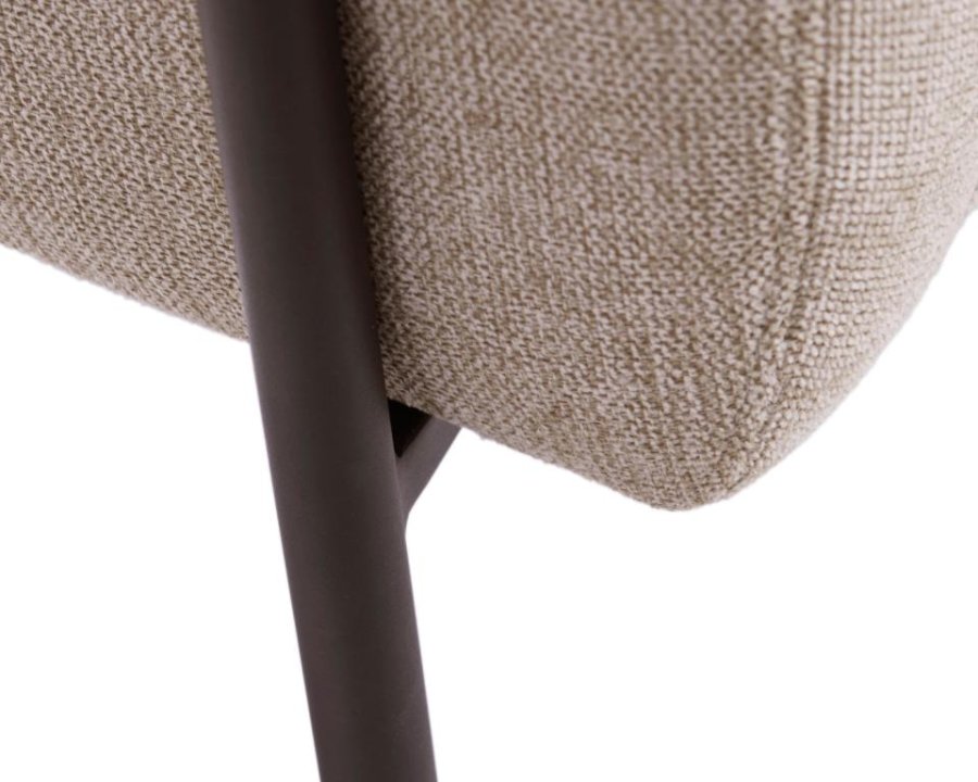 Trout Loungesessel mit Armlehnen – Sandstoff und schwarzes Metall