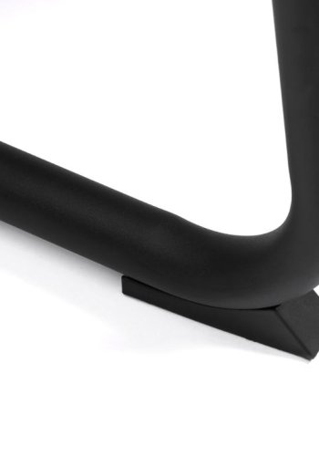 Trout Loungesessel mit Armlehnen – Sandstoff und schwarzes Metall