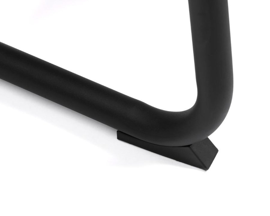 Trout Loungesessel mit Armlehnen – Sandstoff und schwarzes Metall