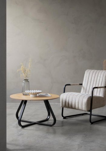 Trout Loungesessel mit Armlehnen – Sandstoff und schwarzes Metall