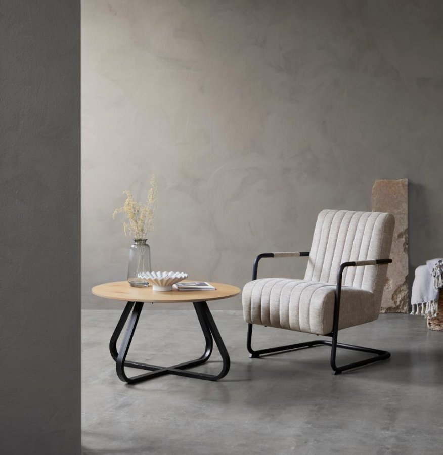 Trout Loungesessel mit Armlehnen – Sandstoff und schwarzes Metall