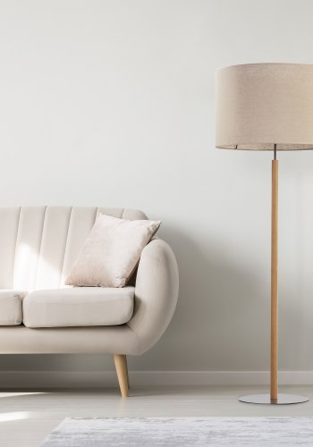 TK Deva gulvlampe - naturstoff/furu og sort stl