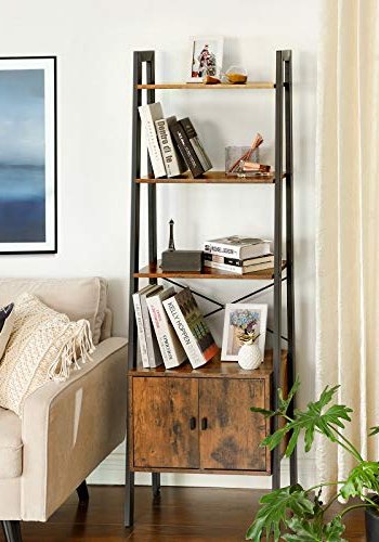 VASAGLE Leiterregal mit 4 Regalen und Schrank – rustikale braune Spanplatte und schwarzer Stahl