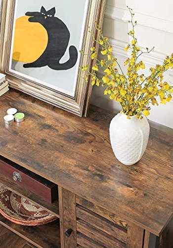 VASAGLE TV-Ständer, mit 2 Lamellentüren und 1 Regal – rustikale braune Spanplatte und schwarzer Stahl (110 x 40)