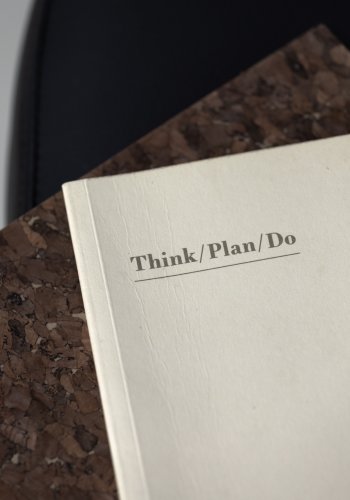 VIND COLLECTION Västers x Josefin Lustig spisebordsstol, med armlener - sort PU og sort stl