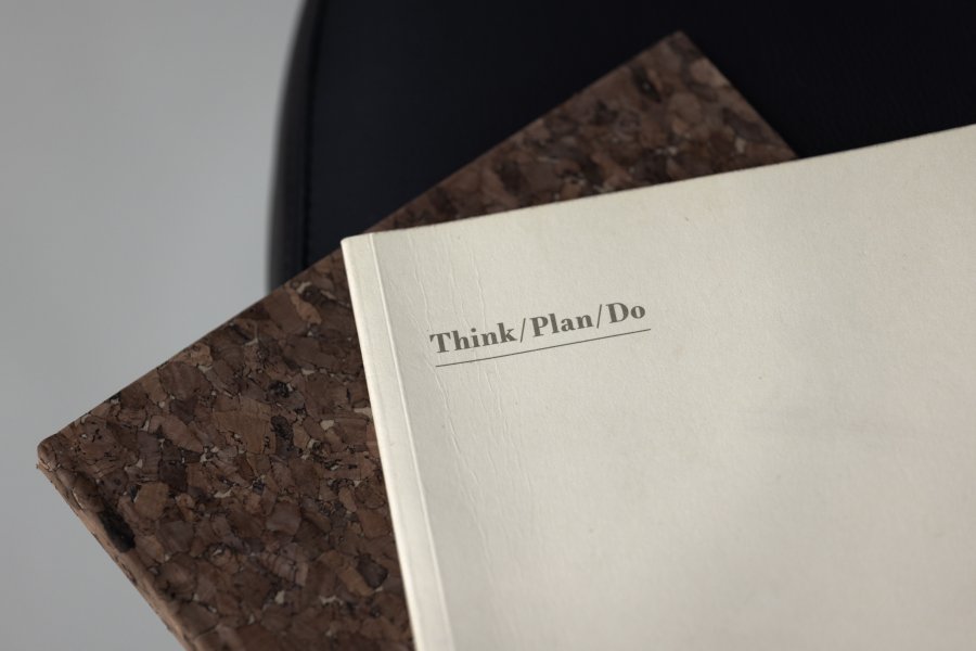 VIND COLLECTION Västers x Josefin Lustig spisebordsstol, med armlener - sort PU og sort stl