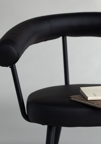 VIND COLLECTION Västers x Josefin Lustig spisebordsstol, med armlener - sort PU og sort stl